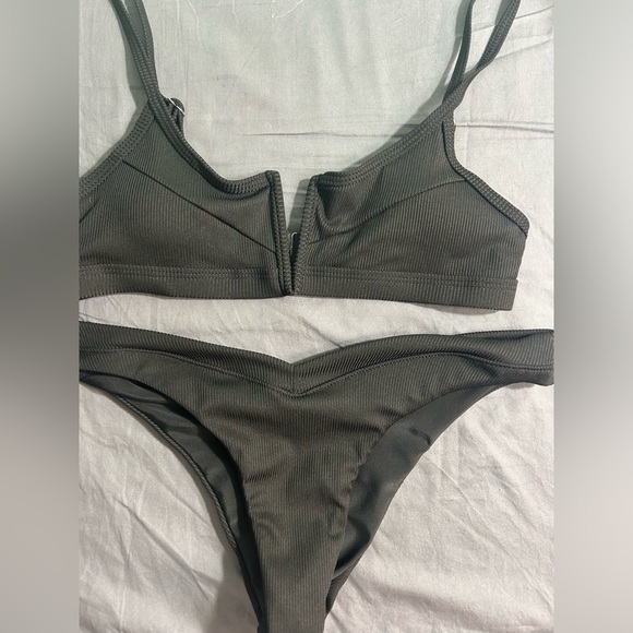 Woman’s black bikini set - Picture 2 of 3